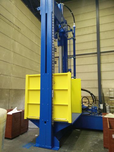 Machine de découpe par guillotine - Valvan Baling Systems NV - pour matières plastiques / de rouleaux / hydraulique
