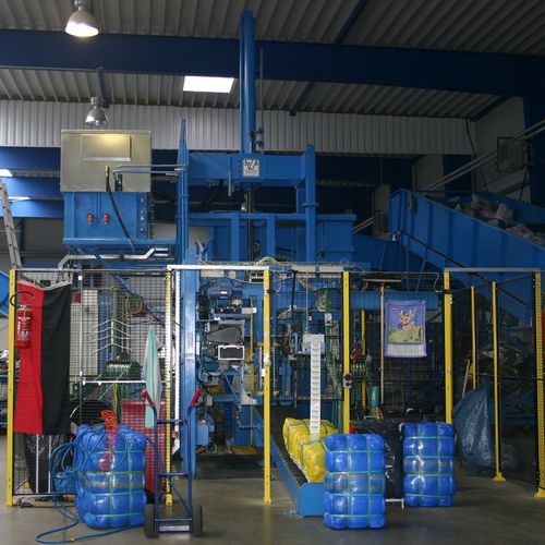Presse à balles semi-automatique - NDG, NDG-R, GD-R - Valvan Baling Systems NV - verticale / à chargement frontal / pour textiles