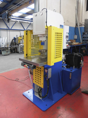 Presse hydraulique - 18012 - AEM3 S.r.l. - manuelle / électronique / pour le moulage