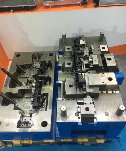 Moule d'injection plastique multi-empreintes - NingBo ChenTe electronics Technologies Co.,Ltd - mono-empreinte / à canaux chauds / bi-matière