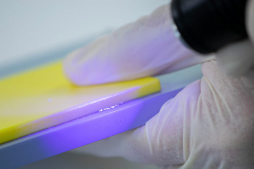 colle à polymérisation par LED - Master Bond