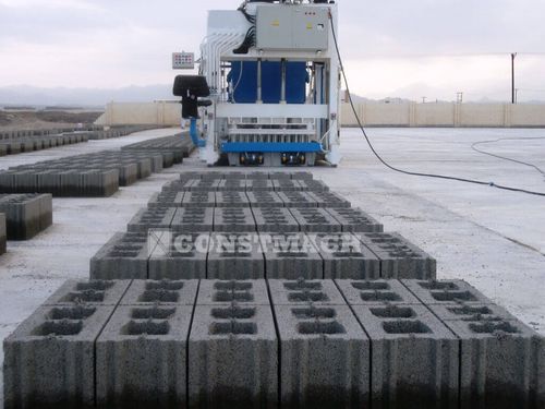 Machine de fabrication de blocs en béton - CONSTMACH Concrete Plants & Crushers - mobile