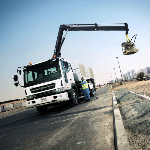 Grue montée sur camion - X-CL 8 - Hiab - à flèche / pliable / pour chantier