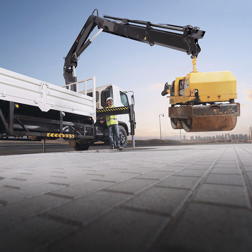 Grue montée sur camion - X-CL 23 - Hiab - à flèche / pliable / pour façade d'immeuble
