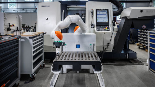 Système de chargement de pièces de travail - MAIROFlex iisy - KUKA AG - avec robot articulé 6 axes / automatisé