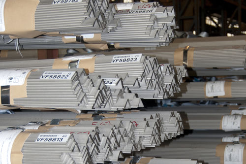 Acier inoxydable en forme de V - Acerinox S.A. - laminé à chaud / d'angle