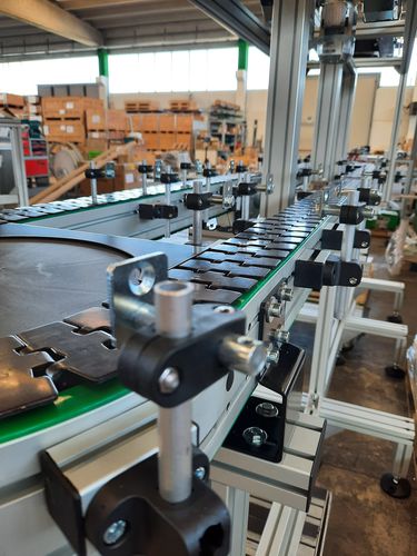Convoyeur à bande - Alutec Group srl - à chaînes / horizontal / de manutention