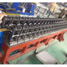 Ligne de profilage pour rail de guidage - KCM Machinery Manufacturing - avec convoyeur à rouleaux