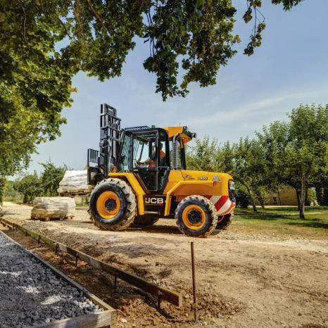 Chariot élévateur thermique - RTFL - JCB - à conducteur porté assis / pour la construction / à 4 roues