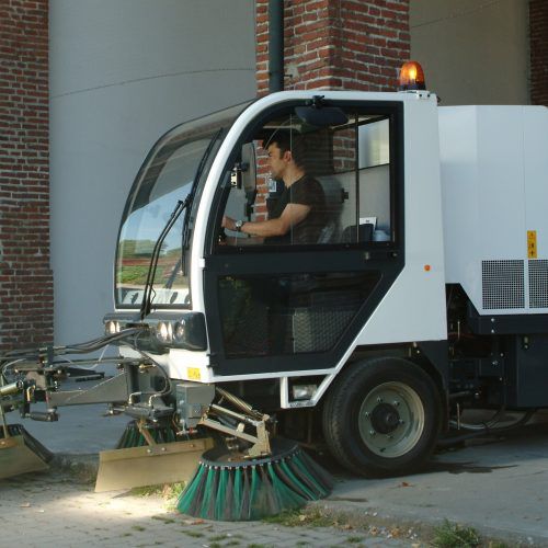 Balayeuse aspiratrice diesel - SA2 - Sicas Euroclean Srl - d'extérieur / avec 2 brosses / compacte