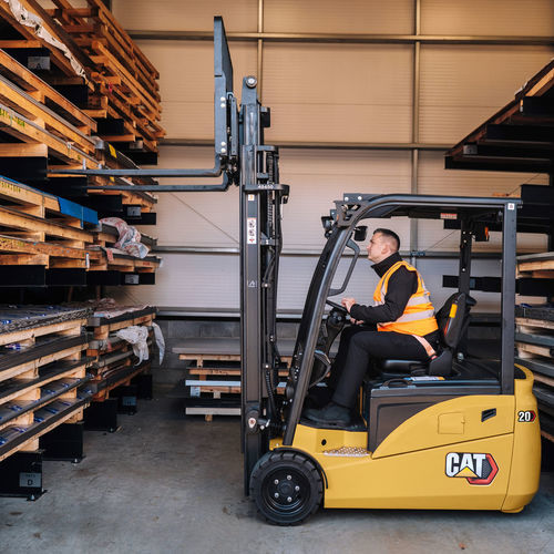 Chariot élévateur électrique - EP16-20QT - Cat Lift Trucks - à conducteur porté assis / pour l'intérieur / pour usage extérieur