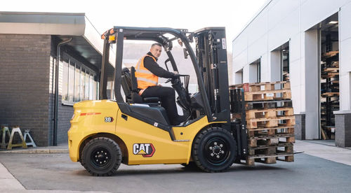 Chariot élévateur électrique - EP series - Cat Lift Trucks - à conducteur porté assis / pour l'intérieur / pour usage extérieur
