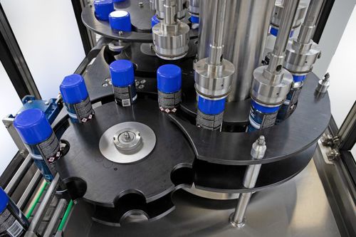 Capsuleuse rotative - R and R Aerosol Systems - totalement automatique / de canettes / pour l'industrie chimique