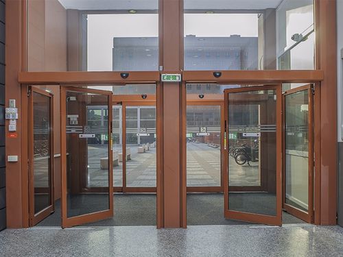Porte coulissante - T.O.S. 1+1 - Ponzi - en verre / pour l'intérieur / pour l'extérieur