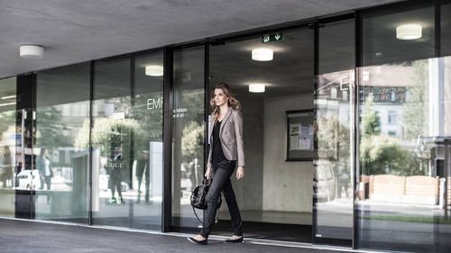 Porte coulissante - Gilgen Door Systems AG - en verre / pour l'intérieur / automatique