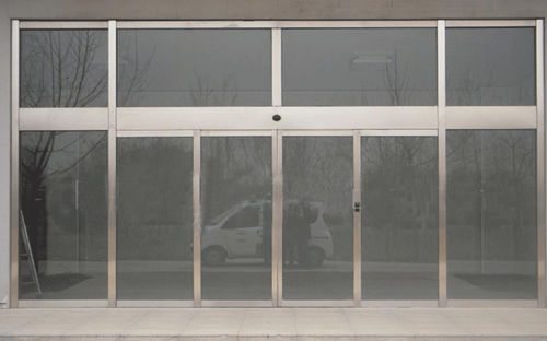 Porte coulissante - Shen Zhen Hui Trade Industry Co., Ltd. - pour l'extérieur / automatique / télescopique