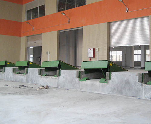 Niveleur de quai hydraulique - Guangdong Sunli Intelligent Logistics Equipment Co., Ltd. - à lèvre télescopique
