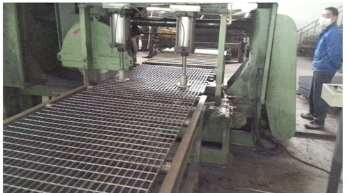 Ligne de soudage modulaire - Ningbo Xinchang Machinery Co., Ltd. - pour grille métallique / PLC / convoyeur