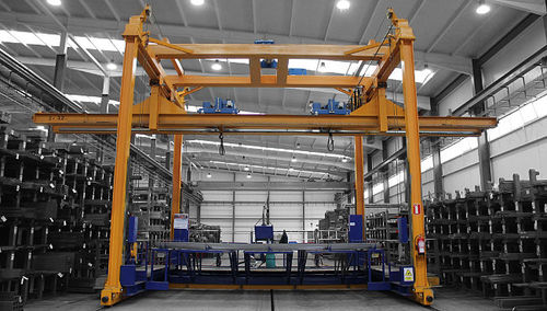 Véhicule guidé par rail avec grue - Upmoviom Storage Systems - de manutention / de transfert / de chargement
