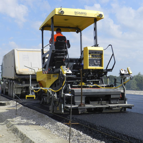 Finisseur d'asphalte - BF 300 C series - BOMAG - sur chenilles / à carburant / pour constructions
