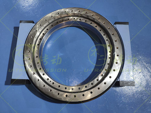 Système d'entraînement rotatif à couronne d'orientation - WE-III-O-32 - Unique Transmission Equipment(Luoyang)Co., LTD - à vis sans fin / double