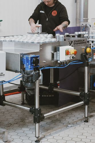 Trieuse pondérale de canettes - Zomerdijkengineering - pour contrôle en ligne / pour l'industrie de la mise en bouteille / avec convoyeur à bande