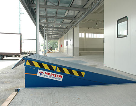 Rampe de véhicule - Moreschi Chiusure Industriali S.r.l. - de transport / pour plate-forme / hydraulique