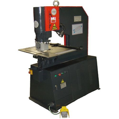 Poinçonneuse universelle - P-Series - MAQ. IND. MET. KORPLEG, S.L. - automatique / hydraulique / pour profilés