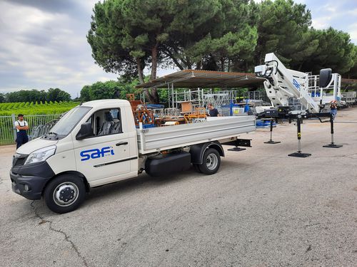Nacelle élévatrice téléscopique montée sur tracteur - Safi Group srl - montée sur camion / pour usage extérieur / commerciale