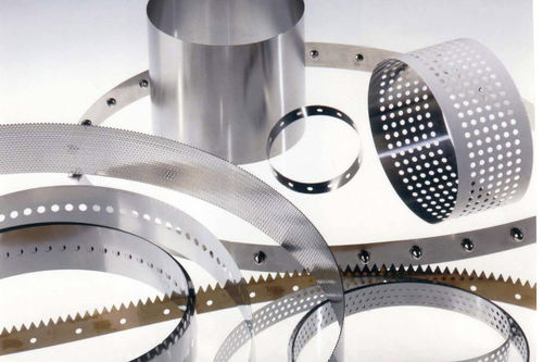 Bande de convoyeur perforée - Belt Technologies Europe Limited - à aspiration / en acier inox / homogène