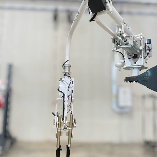 Manipulateur pneumatique - ATIS s.r.l. - à fourche / avec basculeur / pour l'industrie automobile