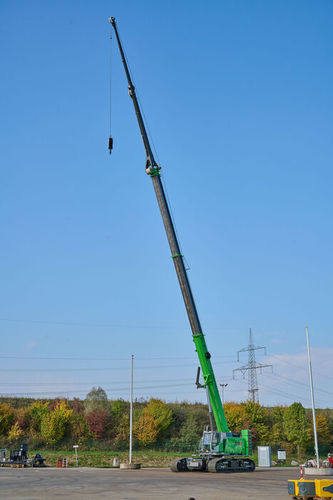 Grue télescopique - 683 E - SENNEBOGEN Maschinenfabrik GmbH - sur chenilles / à flèche / pour façade d'immeuble