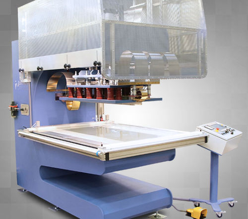 Machine de soudage par coin chauffant - BELTA - Zemat Technology Group - à haute fréquence / contrôlée par PLC / pour plastique