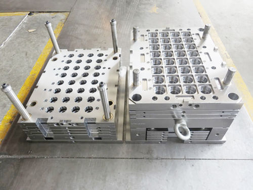 Moule d'injection plastique pièces techniques - AM66 - Suzhou A Mould Co.,Ltd. - pour bouteilles PET / pour applications médicales