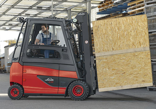 Chariot élévateur alimenté par batterie - Neumaier Industry GmbH & Co. KG - accompagnant / de manutention / à 4 roues