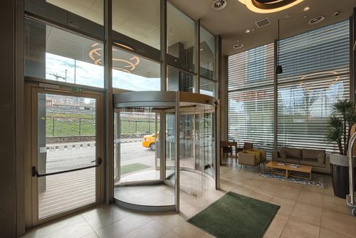 Porte tournante - KAPISAN ENDÜSTRİYEL KAPI SİSTEMLERİ - pivotante / en aluminium / pour l'intérieur
