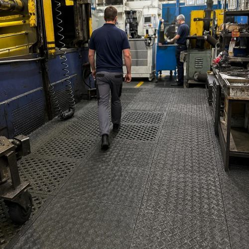 Dalle de sol en PVC - H3 series - Rebourne - en plastique recyclé / en oxyde d'aluminium / antidérapante