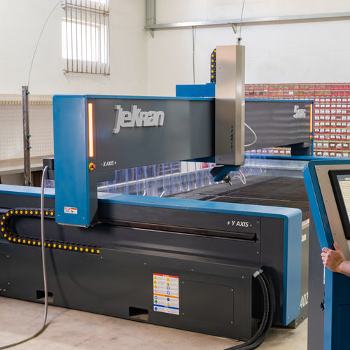 machine de découpe au jet d'eau abrasif - Jekran Ltd.