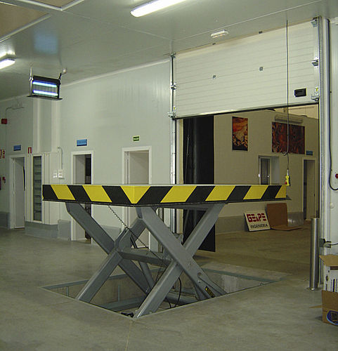 Table élévatrice à ciseaux - Puertas Angel Mir - hydraulique / stationnaire / de quai de chargement