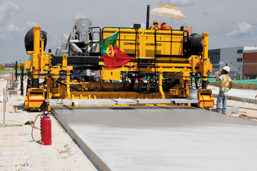 Machine à coffrages glissants - GP-2400 - GOMACO International