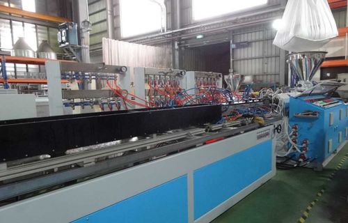 Ligne d'extrusion de profilés - Everplast Machinery Co., Ltd. - pour thermoplastiques / de profilé de fenêtre