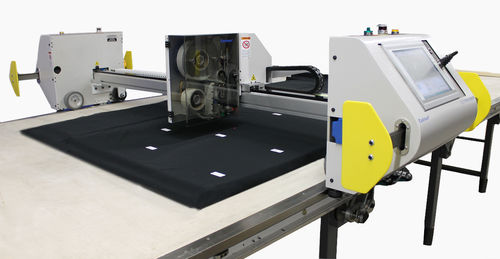 Étiqueteuse entièrement automatique - SLS3 - Eastman Machine Company - pour applications sur le dessus / pour applications d'impression et de pose d'étiquettes / pour l'industrie textile