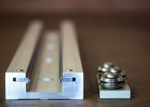 Guide linéaire à rouleaux - Modern Linear - en aluminium / compact / à rail