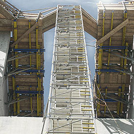 Tour d'échafaudage suspendue - 250 - DOKA - de façade / modulaire / pour montage en escalier