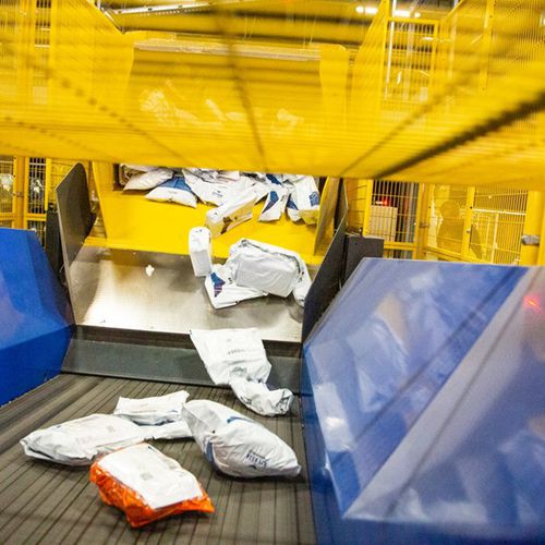 Système de déchargement pour colis - VANDERLANDE - pour camion / pour palettes / à cage d'armature