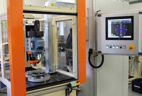 Machine à équilibrer verticale - AVS. 3 - Labortech s.r.o. - dynamique / pneumatique / pour disque de frein