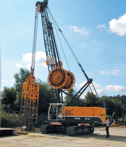 Grue sur chenilles - MC 32 - BAUER Maschinen GmbH - à flèche / de levage / hydraulique