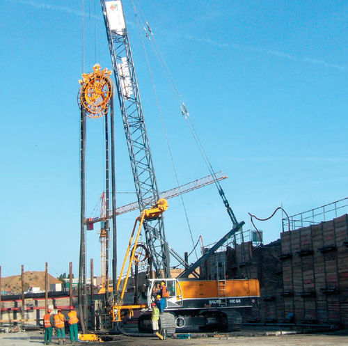 Grue sur chenilles - MC 64 - BAUER Maschinen GmbH - à flèche / pour chantier / de levage