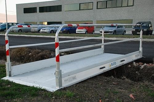 Passerelle piétonne en aluminium - 1 000 - 6 000 mm, 400 - 5 500 kg - C.L.M