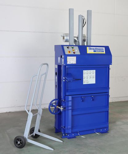 Presse à balles pour carton - BalePress 6 - Strautmann Umwelttechnik - pour déchets / verticale / à chargement frontal